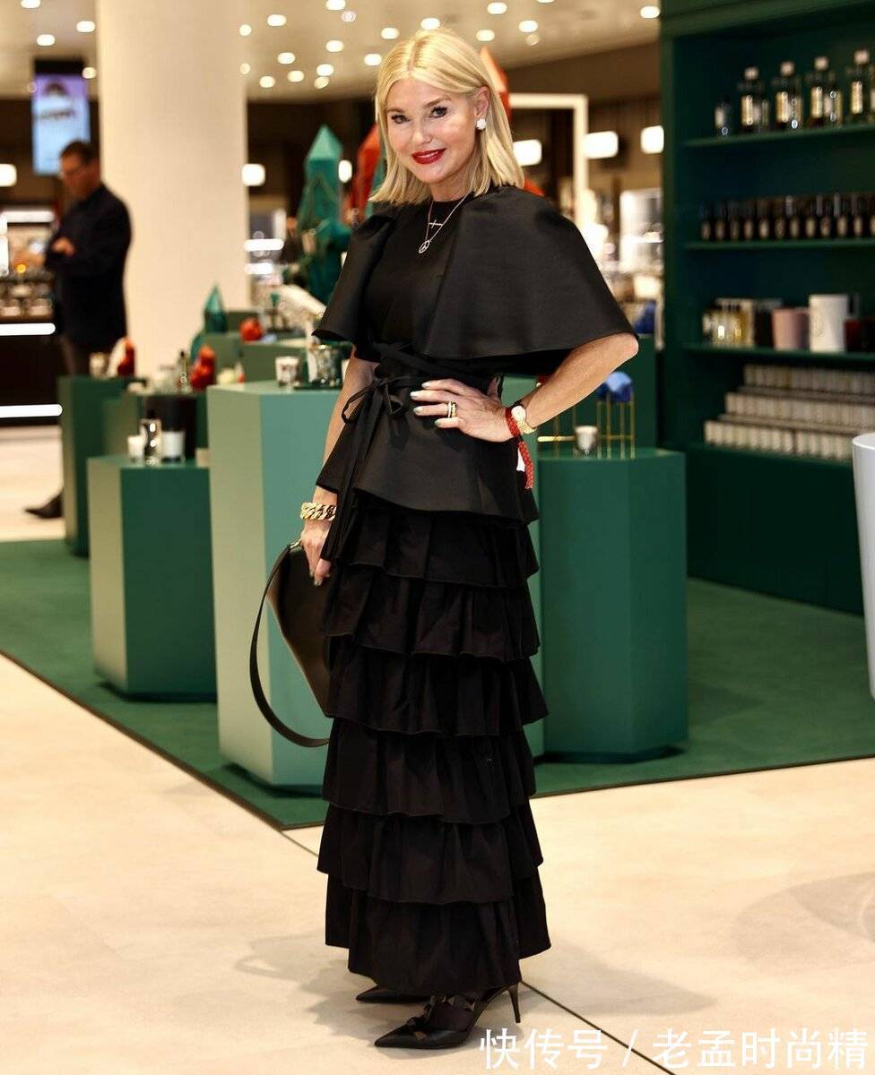 蝙蝠翼 2022 年 40 年后的女性时装:女性化和时尚的模特