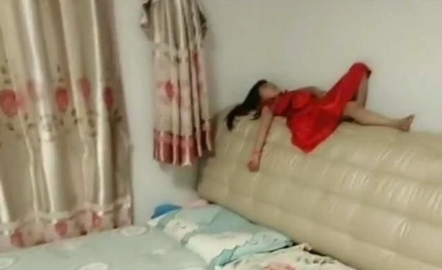 女儿|晚上睡觉时发现女儿“消失”,宝妈开灯找娃,结果扑哧一下笑出声