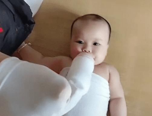 袜子|“爸爸带娃,只要活着就好”,奶爸臭袜子用处多,花式喂娃火了