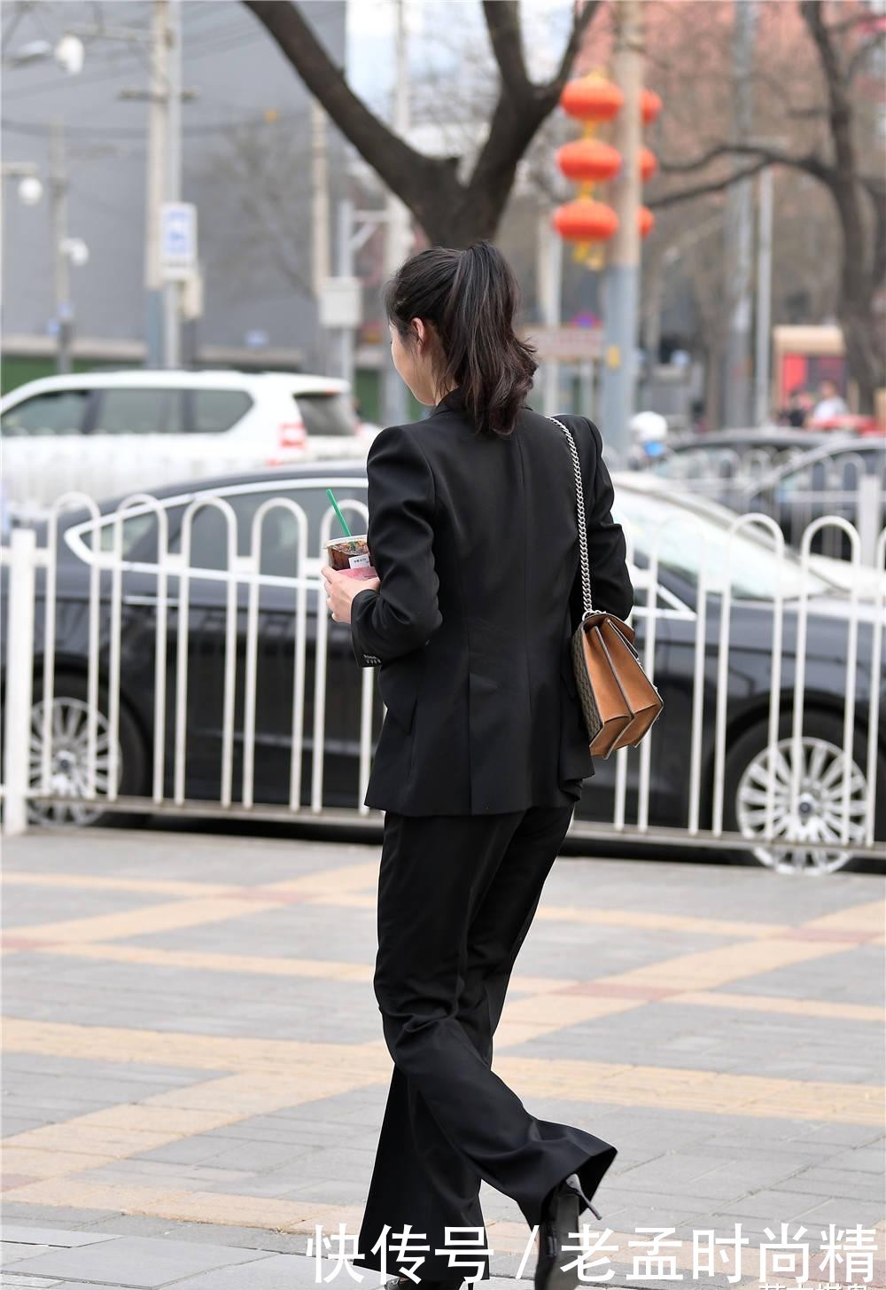 街拍: 穿着西服职业女性到底是做什么工作, 尖头细跟单鞋简单时髦