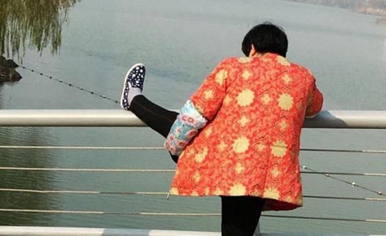 绝经早晚和衰老快慢有何关系？45岁和55岁绝经，到底有何不同？