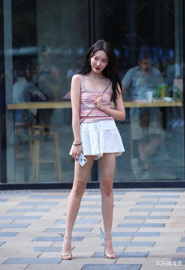 小姐姐的另类造型，穿“吊带背心”秀身材，给高跟鞋插上一双翅膀