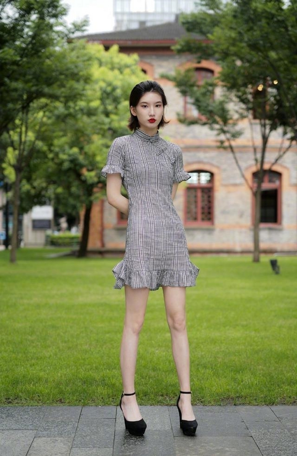 路人街拍，桔色的休闲衫搭配浅色瑜伽裤，简约又不失气质