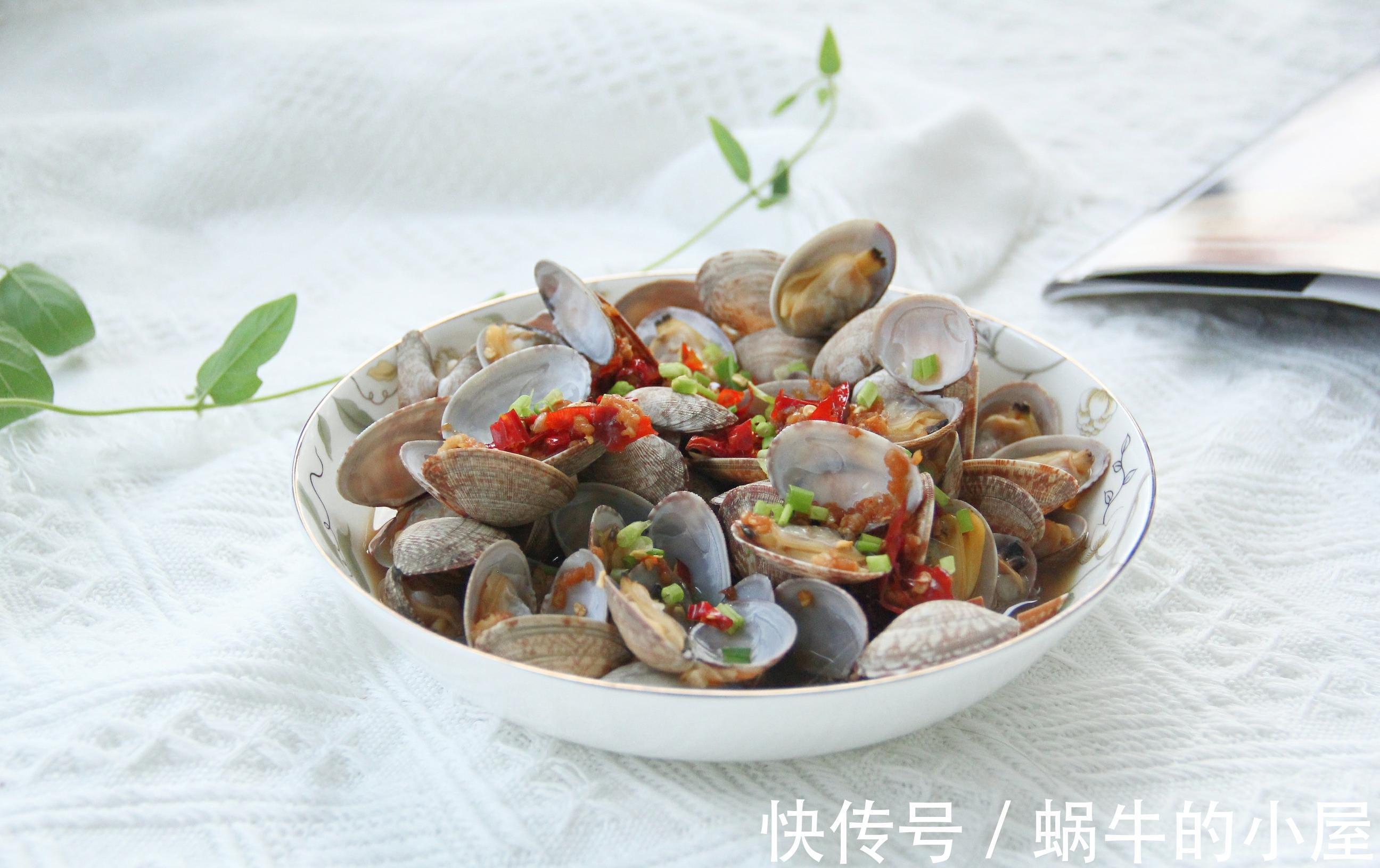 鲜美|蛤蜊这个样做,鲜美下饭还省事,加入蒜蓉蒸一蒸就出锅