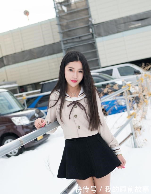 学院 杏色的学院风上衣颜色清爽百搭,搭配黑色的高腰伞裙,甜美减龄!