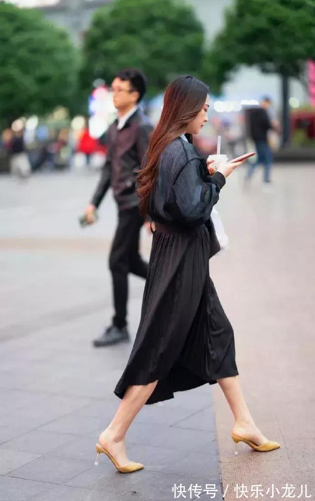 下半身 蓝色的西装,下半身搭配上一条宽松的休闲裤,清爽有气质