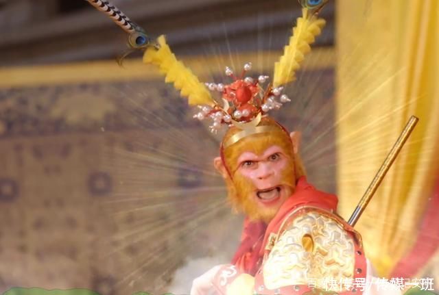 猪八戒|六小龄童再演美猴王，气喘吁吁仍不忘关注扮相，杨紫杨迪感动哭了