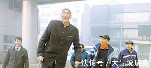 一家人|比姚明还高的鲍喜顺,不顾医嘱花甲得子,如今一家人怎么样了!