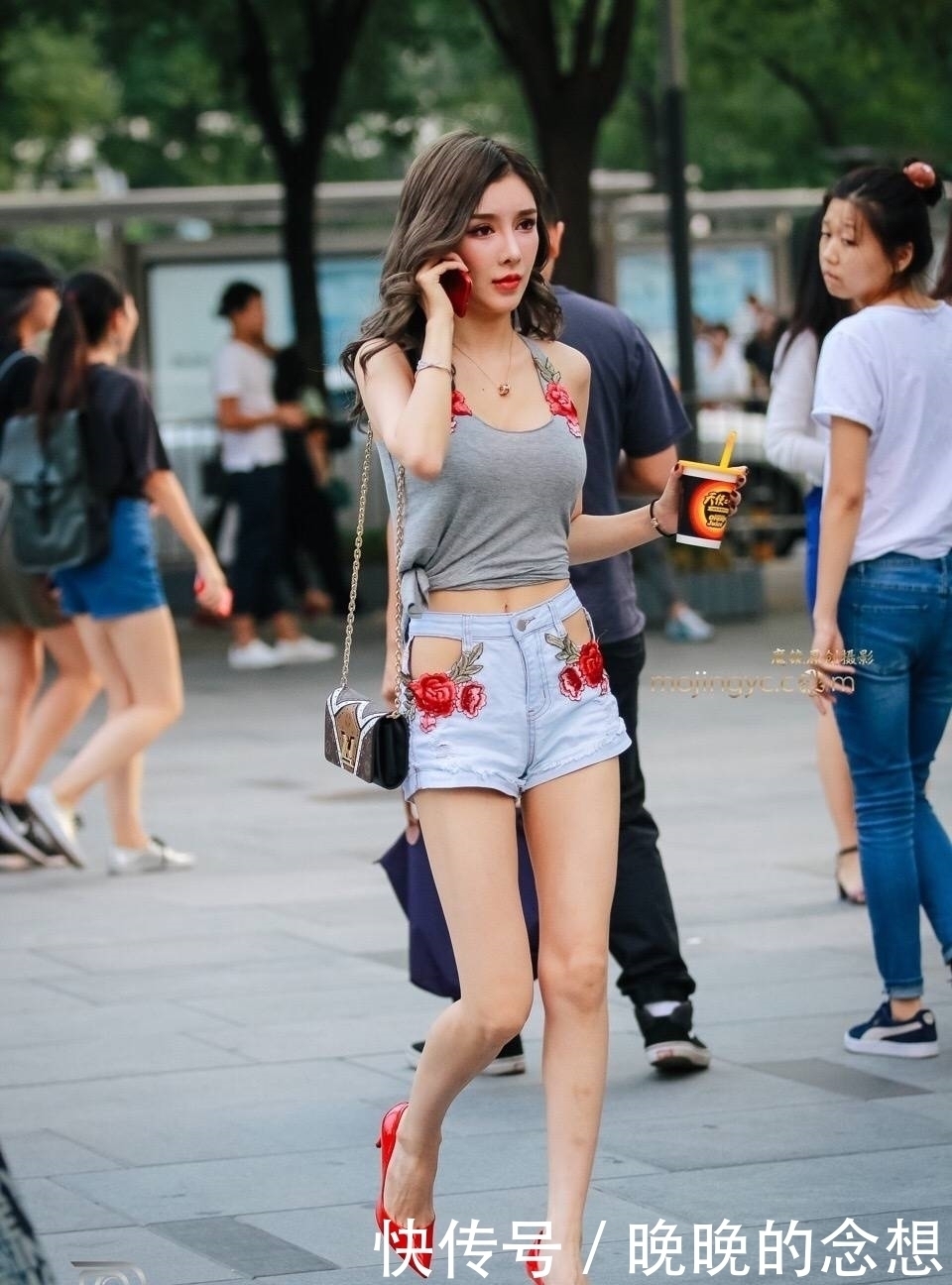 垂涎三尺|美女时尚: 性感美女街拍, 魅力十足, 令人垂涎三尺!