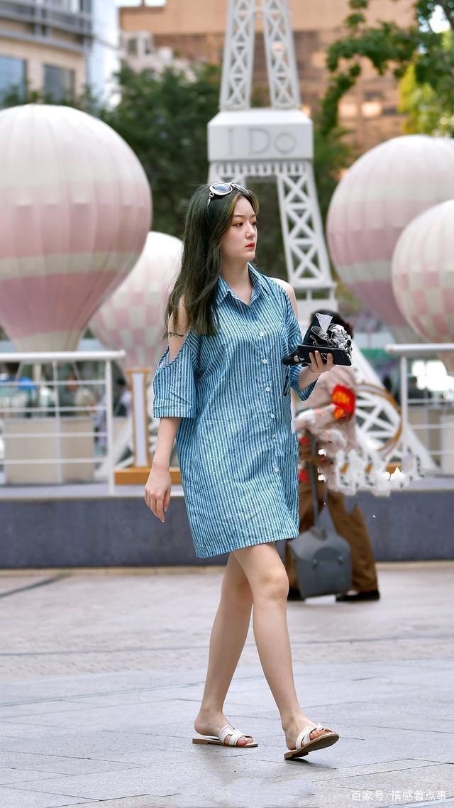 时尚穿搭条纹衬衫裙,搭配拖鞋,简约又时髦