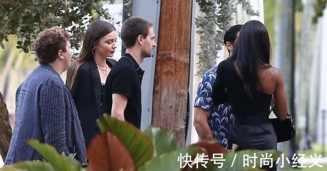 全程|米兰达可儿真胖了,穿露脐装赘肉明显,迷你裙紧绷感觉全程在憋气