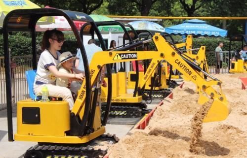 工友们|男娃迷上“挖掘机”,学着工友们一起开挖掘机,像模像样很可爱