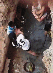 |搞笑GIF:第一次住女朋友家 她爸突然进来了