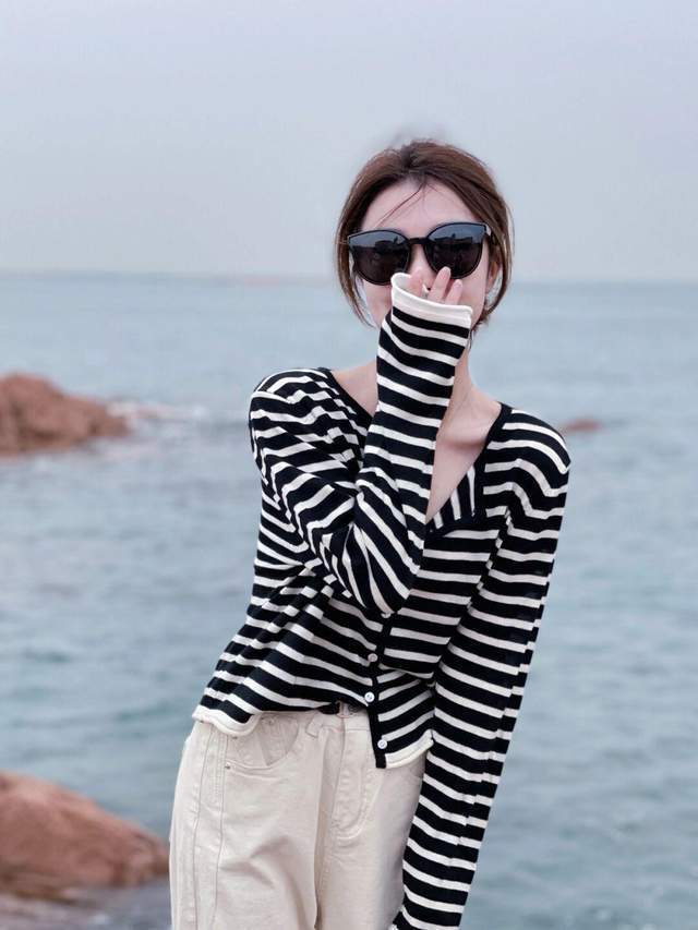 下半身|气质不分年龄,蕾丝小开衫+卡其色短裤,性感又有女人味