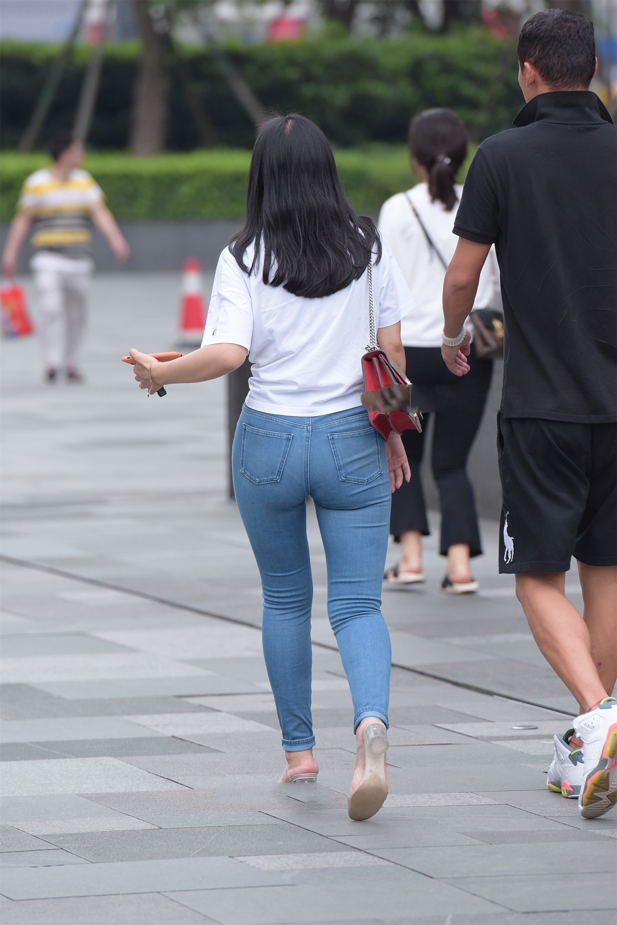 修身|纯白印花短袖, 搭配修身牛仔裤, 青春活力, 简约中带有时尚