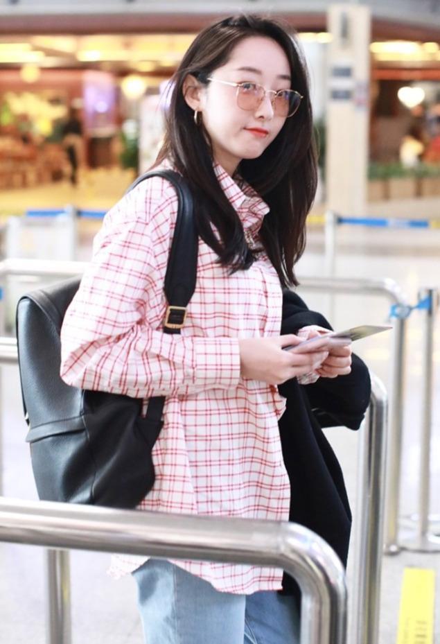 搭配|今秋流行的这“4款”裤子也太时髦了, 显高显瘦, 难怪明星也在穿