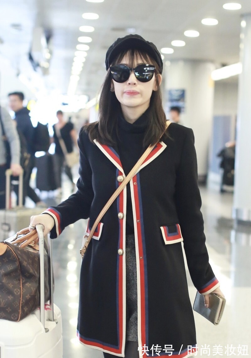 穿搭|马蓉真是“时尚圈”的典范,穿学生风外套配黑丝袜,又纯又欲