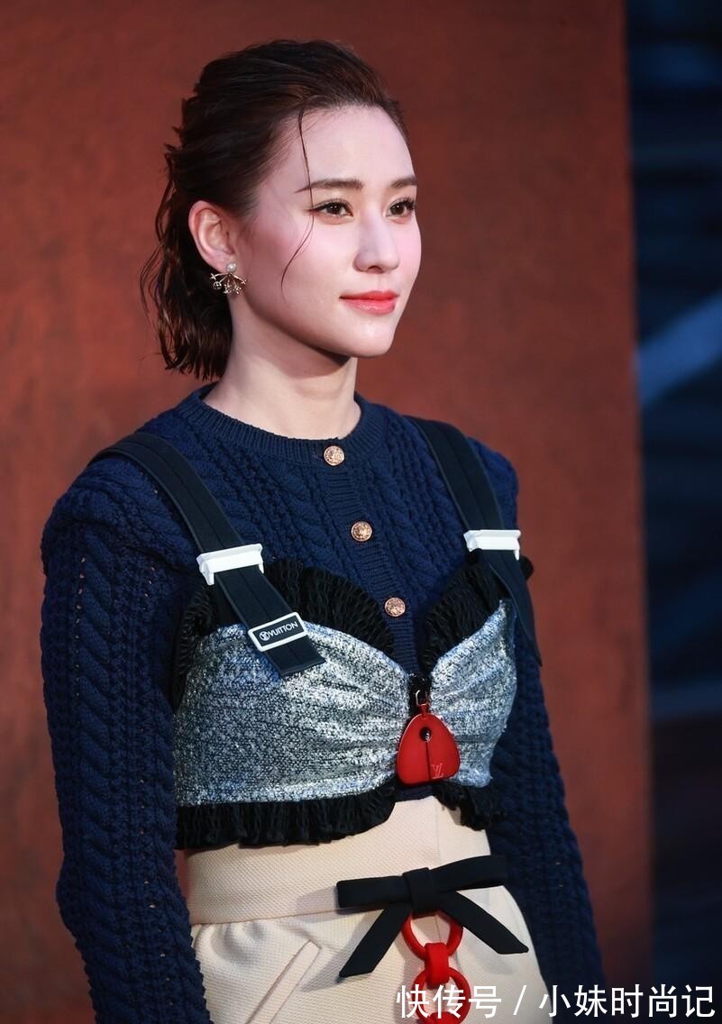 小背心 何超莲气质成熟了不少,毛衣外面套小背心,高腰长裙配得好高级