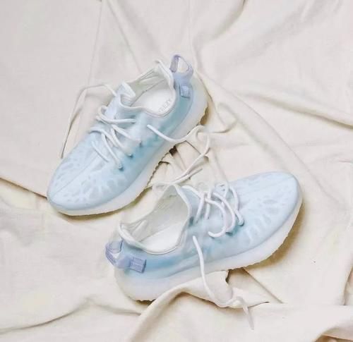 “全透冰蓝”Yeezy 350 上脚丑哭了！传闻将提前发售！
