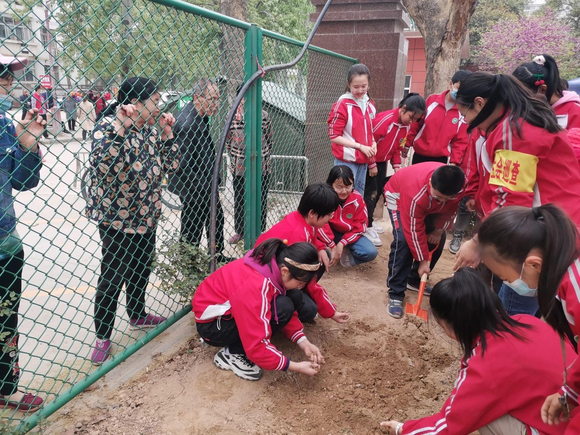 开辟劳动基地 体验快乐劳动 ——渭南高新区渭河学校开展劳动实践活动