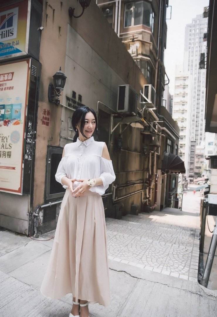 街拍:穿着浅色裙的气质小姐姐,干练有气场,美丽动人