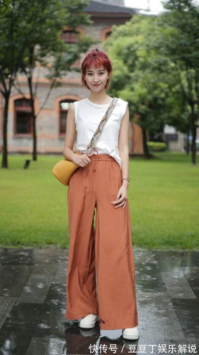 连体裤|街拍:穿着风格很艳丽的小姐姐,身材真的好,墨镜戴起来也格外的吸睛