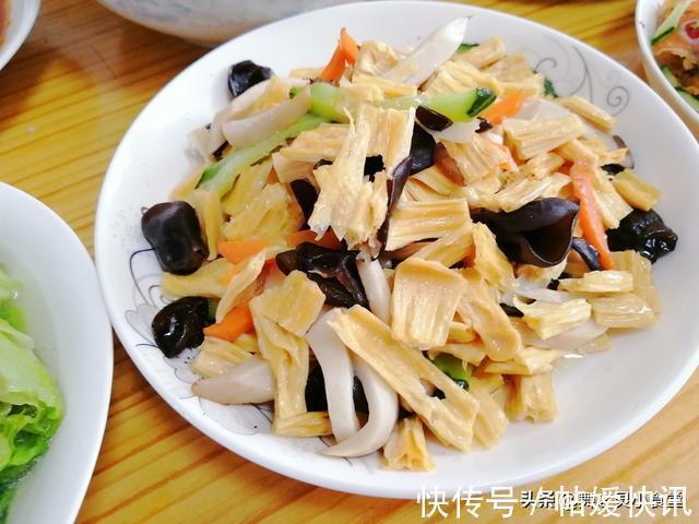 回娘家吃饭,12道菜晒到朋友圈,网友:还缺女儿吗?