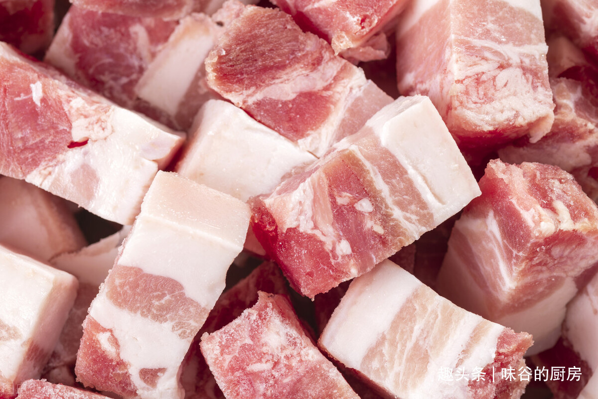 买五花肉，注意区分“上五花”和“下五花”，味道差很多，别乱买