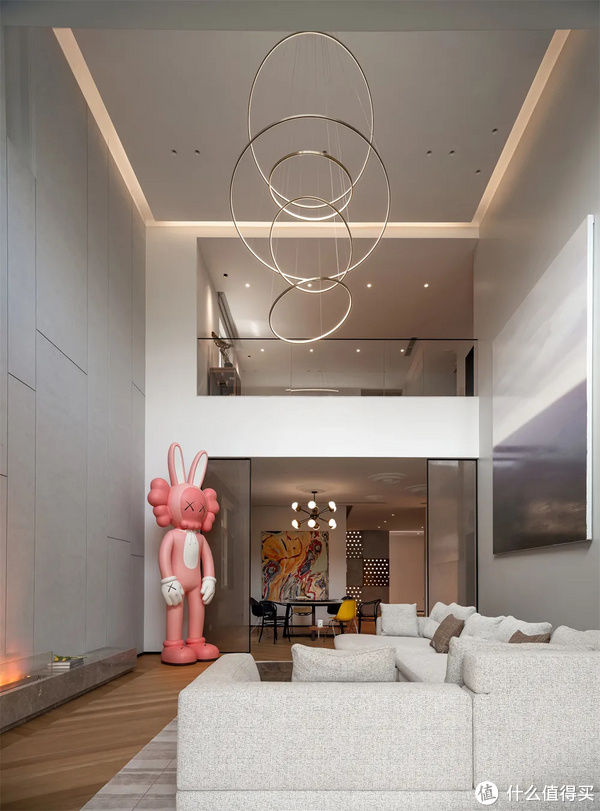 潮玩|北京80后夫妻720㎡现代别墅,摆满全球流行款潮玩:太“甜酷”了!