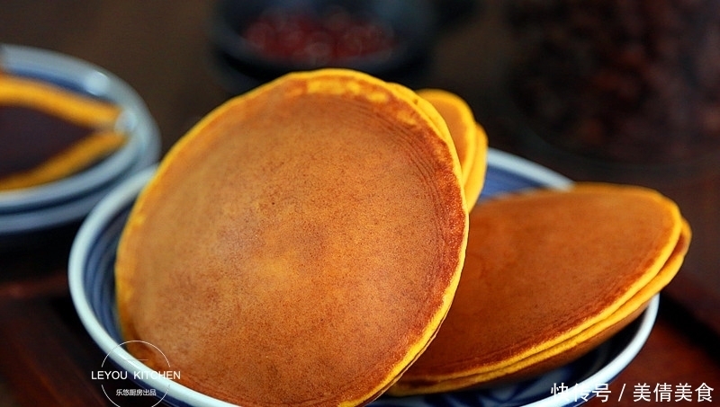 南瓜花样吃法,用平底锅做成点心,又甜又软,外面卖十几块钱一个