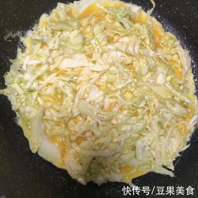 蛋饼|超级爽口下饭的减脂餐之包菜蛋饼，上桌秒光