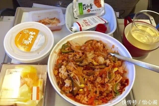 让人|中国飞机餐VS国外飞机餐,看完印度的我,直接把手里餐“扔了”