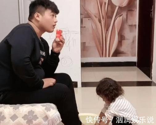 洗脚|“不省心奶爸”使唤娃洗脚火了,曾经是个王者,后来奶奶来了