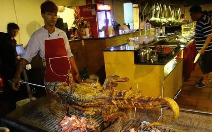 大胃王到越南吃海鲜,点20只螃蟹50只大龙虾,结账完却被老板叫住