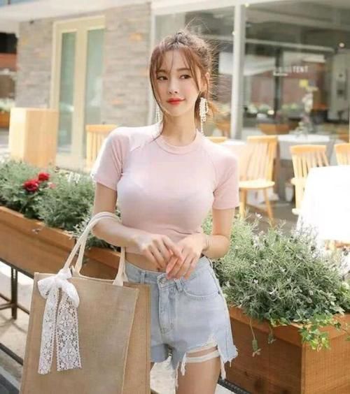 浅色|短袖小圆领露脐修身纯棉T恤,搭配浅色牛仔短裤显得清爽简单