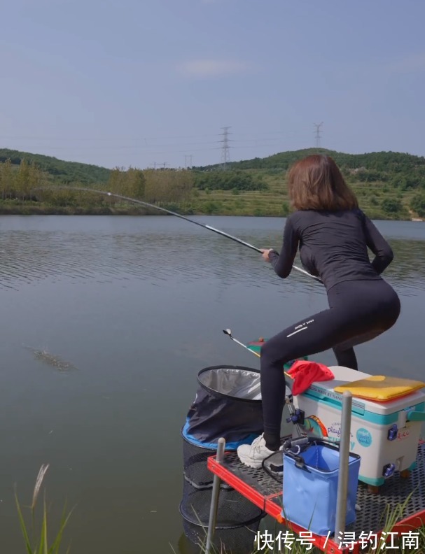 邓刚带女徒弟“盘老板”，刘志强不慎落水，网友：掌握了流量密码