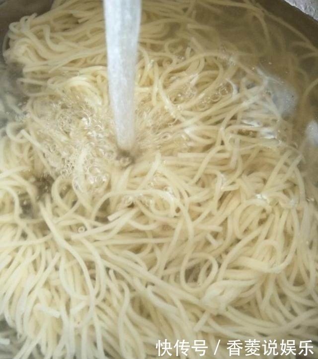 面条|婆婆早上做的一道美味的早餐，儿子吃了3碗还不够，做法超简单