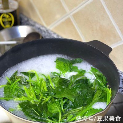 不重样早餐组合｜酸汤肥牛面+茶叶蛋+百香果柠檬水