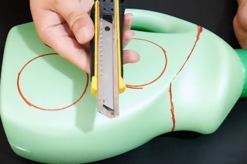 洗衣液瓶不要扔,中间切3个圆圈,放在卫生间,全家人都抢着用