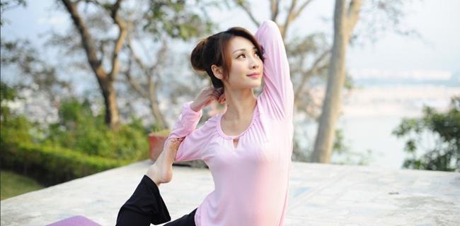 40岁的柳岩:综艺节目教瑜伽,一字马、朝天蹬轻而易举