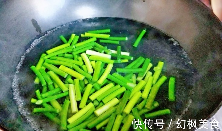 腊肠|炒蒜苔时，最怕直接下锅，学会一妙招，蒜苔翠绿不发黄，也入味
