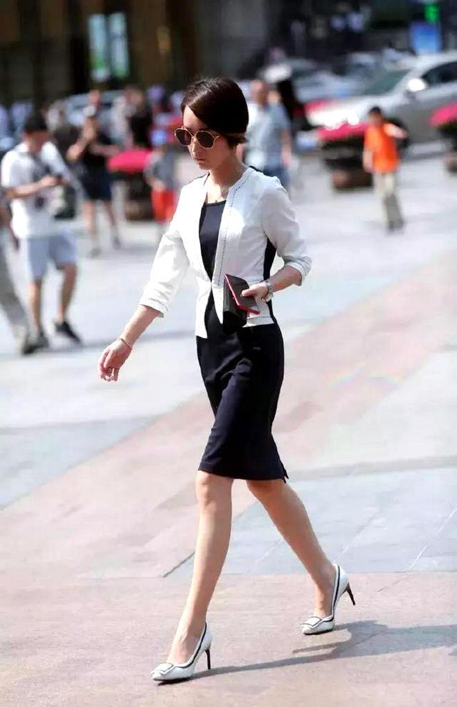 尽显|街拍小姐姐一身白色的服装搭配高腰的短裤,尽显时尚魅力