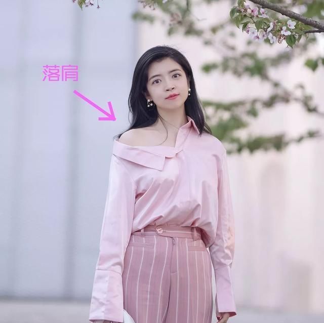 基础款衬衫怎么穿出优雅感学三木博主这样穿,不仅拉风还抢镜