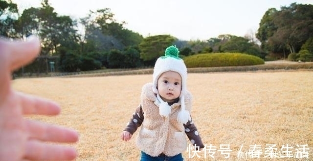 宝宝|妈妈正倒立练瑜伽,1岁娃这个动作把网友乐翻了,这也太调皮了