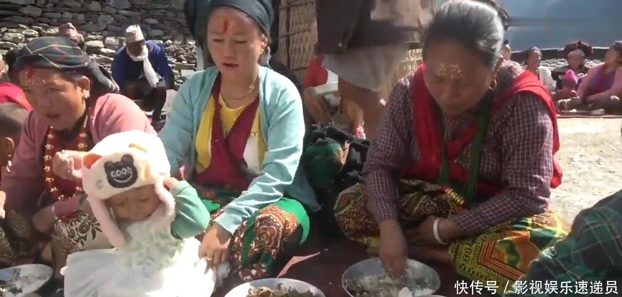 农村|尼泊尔农村大型酒席,场面壮观,只吃一个菜咖喱羊肉配米饭