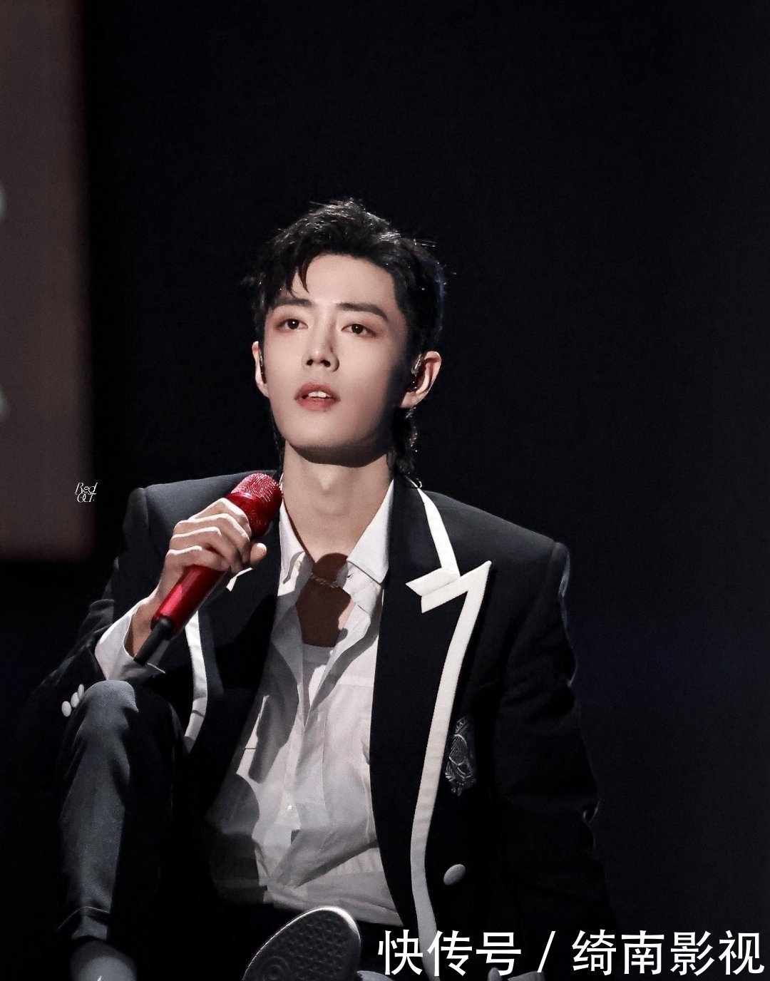 肖战 肖战舞台被抓细节,嘴瓢到后脑勺,网友:帅到瑕不掩瑜!