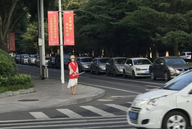 街长制|青岛胶州：49个“街长制”单位志愿者守护路口文明