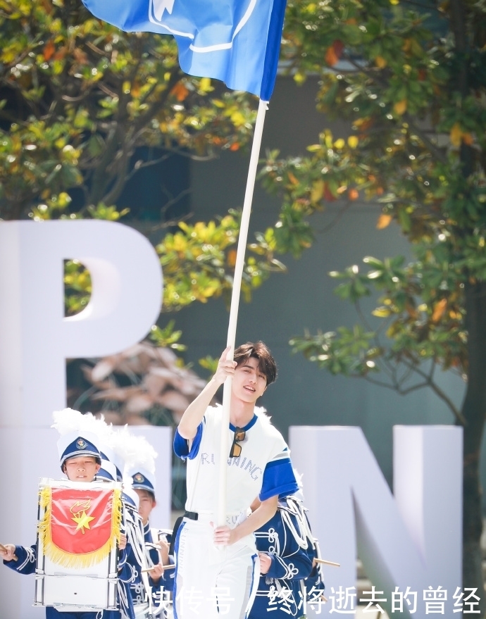 蔡徐坤今日《奔跑吧》路透来袭 运动会上的小小扛旗手甜度爆表可爱炸裂!