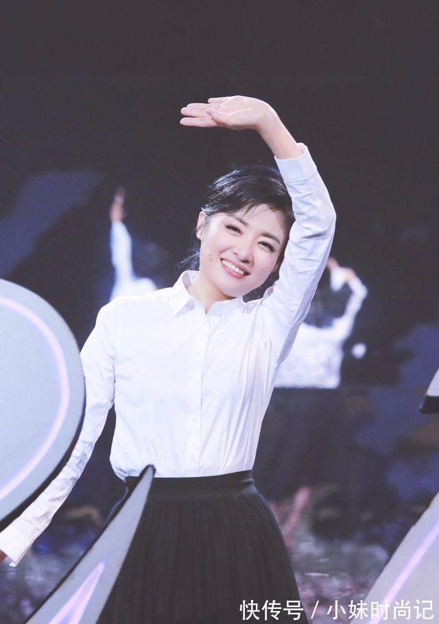 半身裙 周涛这气质感实在罕见!简单的白衬衫+半身裙,能穿出满满高级感