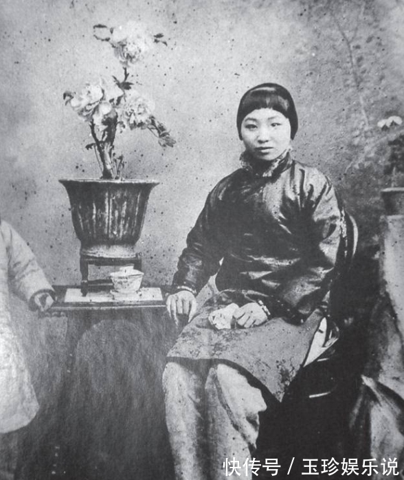 民国史#小凤仙晚年痴呆,死前紧握蔡锷的照片,蔡锷儿子:她是自作多情